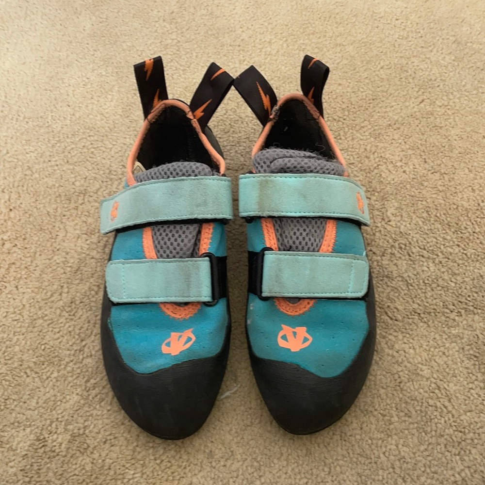 Rock climbing shoes size 6W